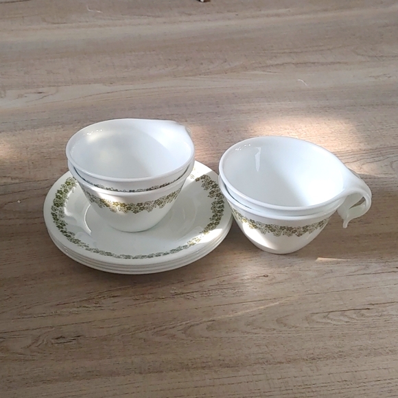 4 Vtg Corelle Spring Blossom Crazy Daisy Green Hook Handle Coffee Tea Cup Saucer - Picture 1 of 3